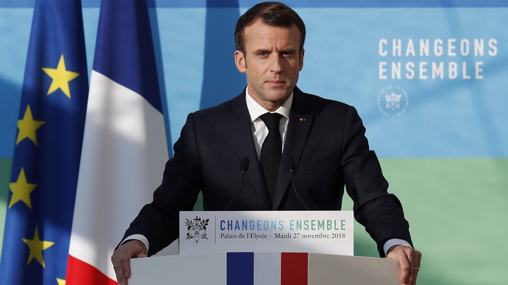 Le président Emmanuel Macron fait une déclaration après  la présentation des grandes orientations de la programmation pluriannuelle de l'énergie (PPE), le 27 novembre 2018 à l'Elysée, à Paris