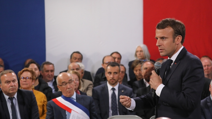 Emmanuel Macron débat avec 160 maires à  Cozzano en Corse-du-Sud, le 4 avril 2019