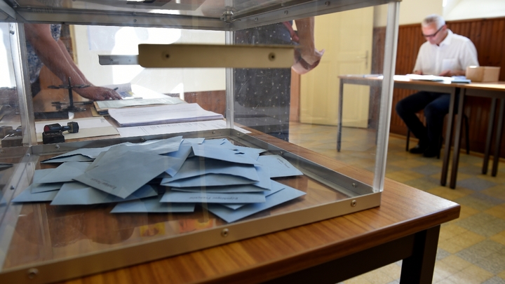 Des bulletins de vote dans l'urne dans un bureau d'Authon dans le nord de la France, le 18 juin 2017