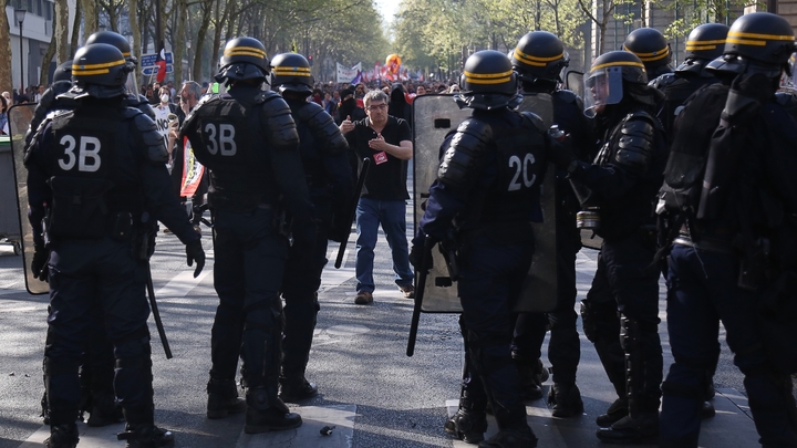 Des CRS déployés le 19 avril 2018 à Paris lors d'une manifestation contre la politique du gouvernement