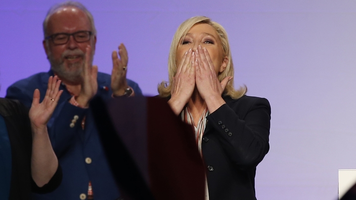 La dirigeante du Rassemblement national (RN), Marine Le Pen (d), et le trésorier du parti, Wallerand de Saint-Just, le 10 décembre 2015 à Paris lors des élections régionales