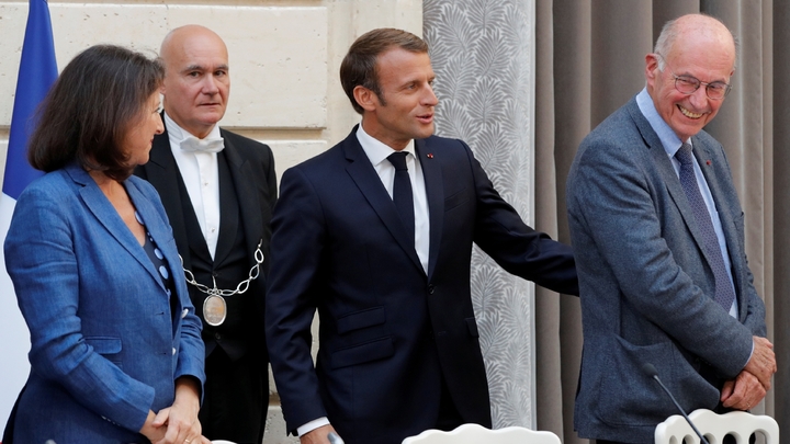 Le président Emmanuel Macron (C) inaugure la commission sur les "mille premiers jours de l'enfant" présidée par le pédopsychiatre Boris Cyrulnik (D), en présence de la ministre de la Santé Agnès Buzyn (G) à l'Elysée, le 19 septembre 2019 à Paris