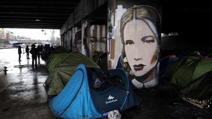 Un camp de fortune de migrants le long du canal de Saint-Denis à Paris prise le 29 mars 2018.