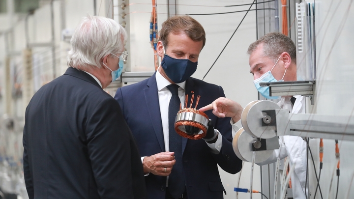 Emmanuel Macron en visute à l'usine Valéo d'Etaples, dans le nord de la France, le 26 mai 2020