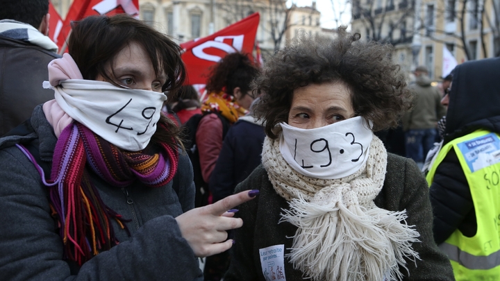 Manifestation contre l'usage du 49-3 pour adopter sans vote à l'Assemblée la réforme des retraites, le 2 mars 2020 à Marseille