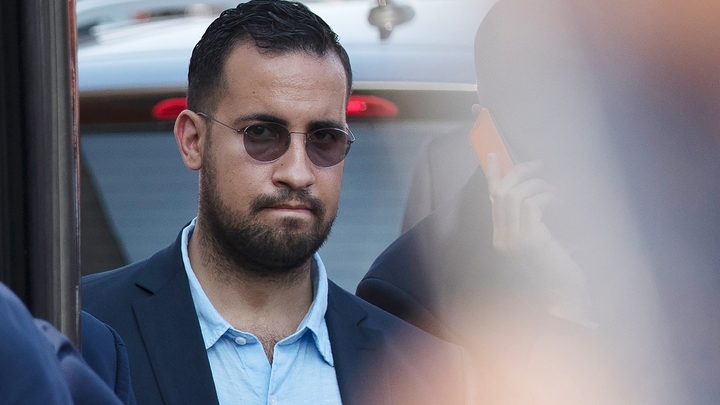 Alexandre Benalla à l'arrivée des Bleus à l'aéroport de Roissy-Charles-de-Gaulle le 16 juillet 2018