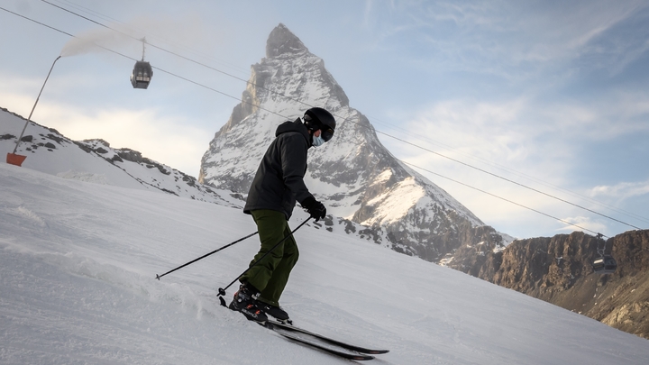 Un skieur portant un masque dévale une pente face au Cervin à Zermatt (Suisse) le 28 novembre 2020