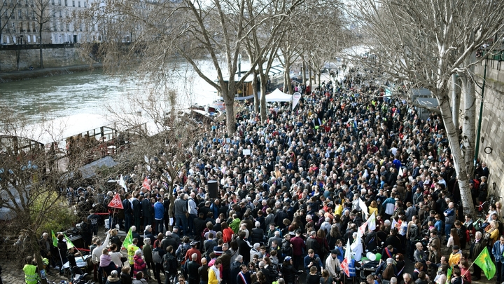 Rassemblement de piétions sur les voies sur berge, dans le centre de Paris pour qu'elles restent piétonnes, le 10 mars 2018