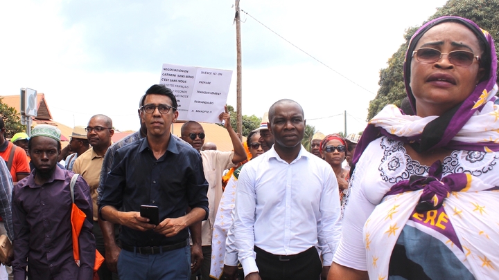 Le député européen Younous Omarjee et le sénateur Thani Mohamed Soilihi participent à une manifestation le 25 septembre 2015 à Mamamoutzou à Mayotte