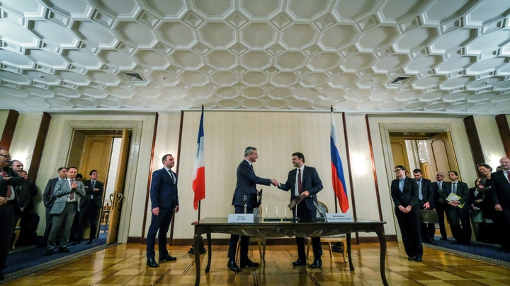 Le ministre de l'Economie Bruno Le Maire (G), serre la main de son homologue russe Maxim Oreshkin, à l'issue d'une rencontre à Moscou, le 19 décembre 2017