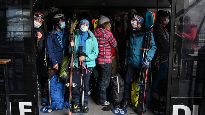 Des skieurs prennent le téléphérique de l'Aiguille du Midi, le 16 mai 2020 à Chamonix, lors du premier week-end post-confinement en France