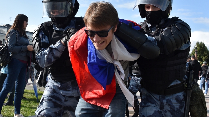 Des membres de la garde nationale russe arrêtent un participant à une manifestation non autorisée appelant à des élections libres dans le centre de Moscou le 3 août 2019