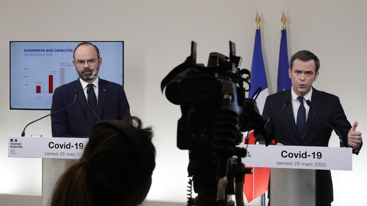Le ministre de la Santé Olivier Veran (D) et le Premier ministre Edouard Philippe lors d'une conférence de presse conjointe, le 28 mars 2020 à Paris 