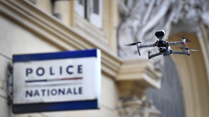 Un drone de la police survole le marché des Capucins à Marseille, le 24 mars 2020