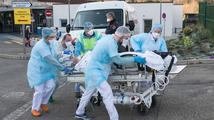 Un patient évacué de l'hôpital Emile-Muller de Mulhouse, le 17 mars 2020