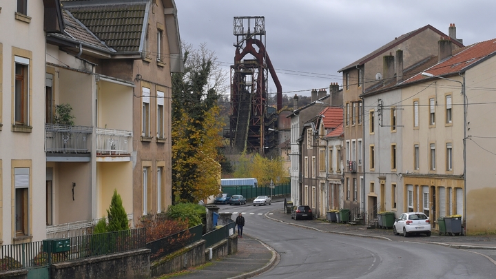 Une rue d'Hayange, dans la vallée de la Fensch en Moselle, à proximité des hauts fourneaux, le 17 novembre 2016