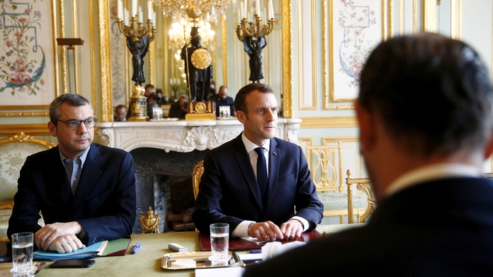 Le président Emmanuel Macron (c) assis en face du Premier ministre Edouard Philippe, lors d'une réunion à l'Elysée, le 2 décembre 2018 à Paris