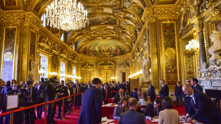 Des huissiers supervisent le comptage des votes lors de l'élection du président du Sénat, le 2 octobre 2017 à Paris.