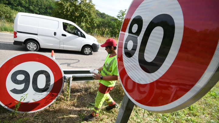 Installation du nouveau panneau de limitation de vitesse à 80 km/h sur une route de l'est de la France, le 29 juin 2018 à Wittenheim