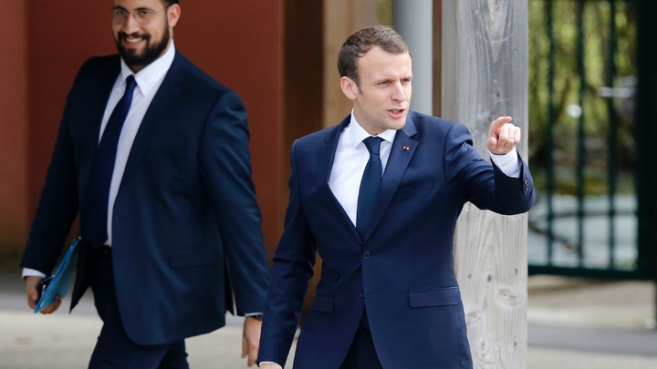 Le président Emmanuel Macron avec Alexandre Benalla à Berd'huis en Normandie, le 12 avril 2018