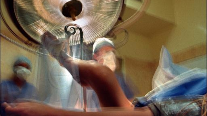 Une gynécologue-obstétricienne pratique une interruption volontaire de grossesse