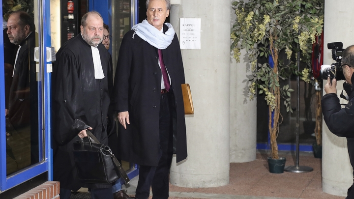 L'ancien secrétaire d'Etat Georges Tron arrive à la cour d'assises de Seine-Saint-Denis à Bobigny aux côtés de son avocat Eric Dupond-Moretti le 12 décembre 2017