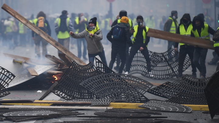 Des "gilets jaunes" manifestent et s'emparent de grilles de métal à Paris, le 1er décembre 2018