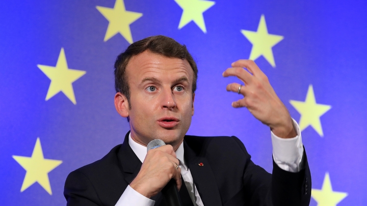 Le président Emmanuel Macron devant le drapeau européen à Francfort en Allemagne, le 10 octobre 2017

