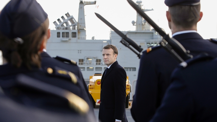 Emmanuel Macron passe en revue des troupes de la marine, à bord du Mistral, à Toulon, le 19 janvier 2018