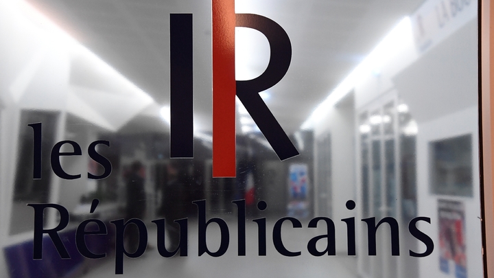 Le logo du parti LR (Les Républicains) à l'entrée du siège le 29 novembre 2016 à Paris