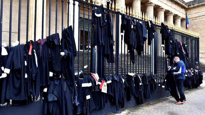 Des robes d'avocats suspendues aux grilles du palais de Justice de Bordeaux, en signe de protestation contre la réforme des retraites, le 17 janvier 2020