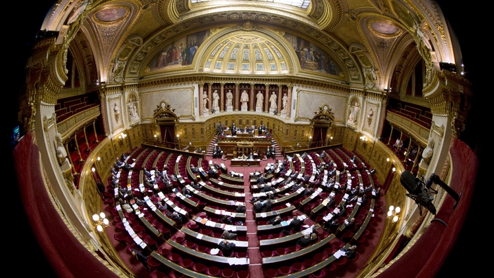 L'amendement déposé par le gouvernement au Sénat pour permettre le vote par anticipation pour l'élection présidentielle de 2022 a provoqué un tollé dans l'opposition
