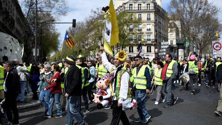 Des manifestants "gilets jaunes" défilent, le 30 mars 2019 à Paris 