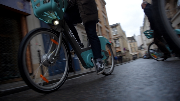 Un cycliste conduit un nouveau vélo Vélib' à Paris, le 1er janvier 2018
