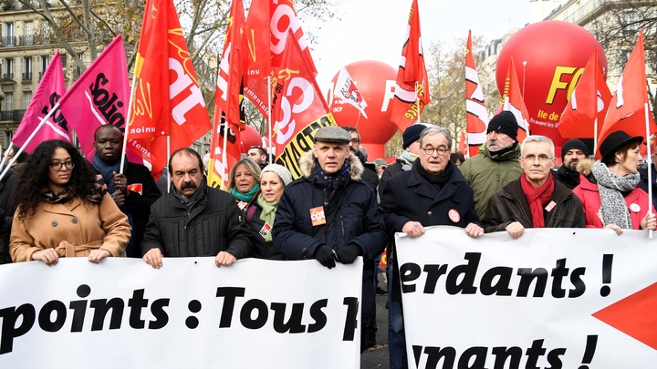 Le leader de la CGT Philippe Martinez (2e en partant de la gauche) et le secrétaire général de Force ouvrière Yves Veyrier (2e en partant de la droite), en tête ed la manifestation du 10 décembre 2019 à Paris