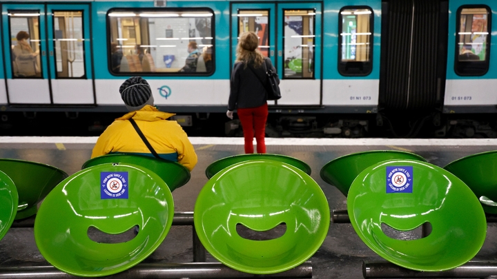 Des autocollants "Pour votre santé, laissez ce siège libre" dans une station de métro, le 29 avril 2020 à Paris
