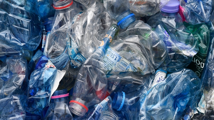 Bouteilles en plastique sur le site de recyclage de Bourg-Blanc (Finistère), le 29 mai 2018