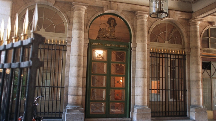 L'entrée du Conseil Constitutionnel à Paris. 