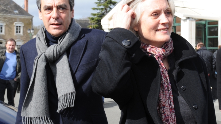 François Fillon et son épouse Penelope à la sortie du bureau de vote pour les élections régionales, le 21 mars 2010 à Solesmes