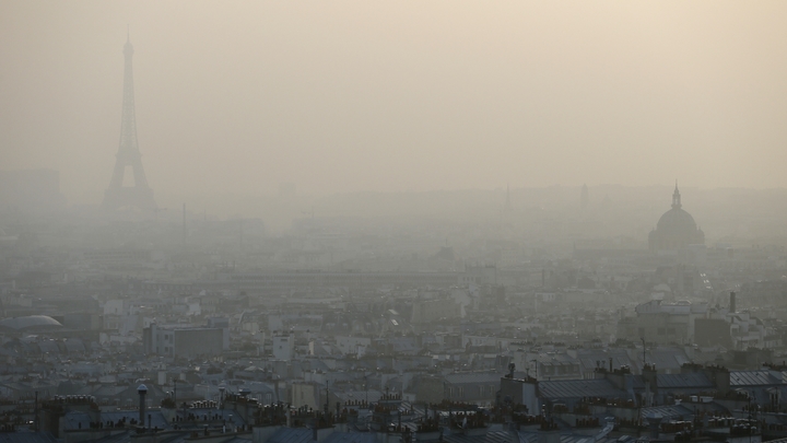 Une épaisse brume de pollution recouvre Paris le 11 mars 2014