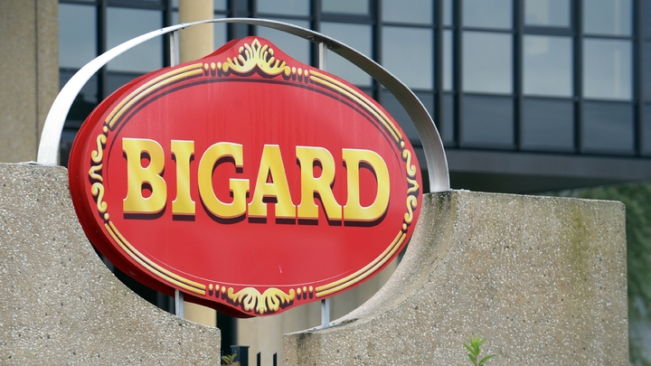 Logo du groupe Bigard, le 21 septembre 2015, à l'entrée de l'usine de Quimperlé (Finistère) 