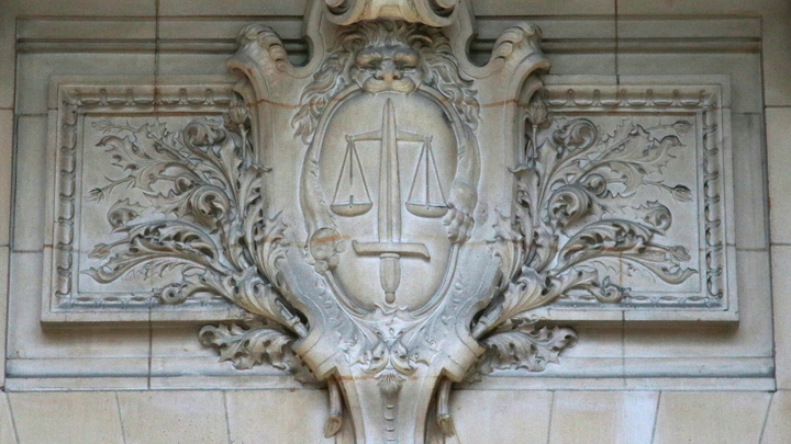 Détail en relief d'un mur du palais de justice de Paris, le 2 novembre 2015
