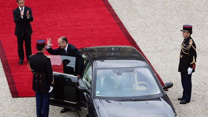Jacques Chirac (D) salue  son successeur Nicolas Sarkozy (G), alors qu'il quitte le palais de l'Elysée le 16 mai 2007