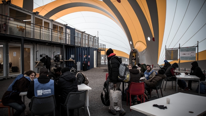 Des travailleurs sociaux et des bénévoles accueillent migrants et réfugiés dans un centre porte de la Chapelle à Paris, le 10 novembre 2016