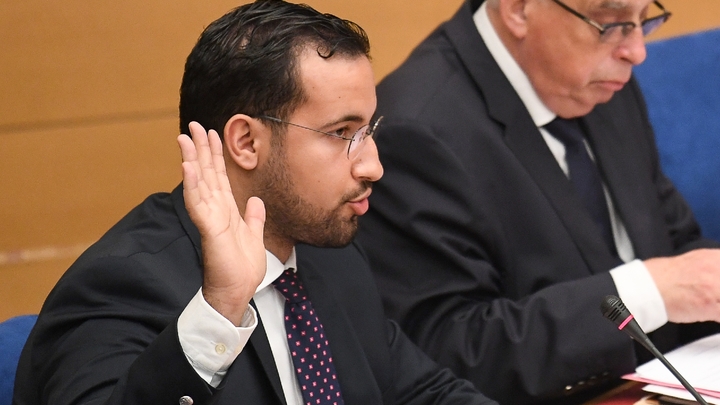 L'ex-collaborateur du chef de l'État, Alexandre Benalla prête serment au début de son audition par la commission d'enquête sénatoriale le 19 septembre.
