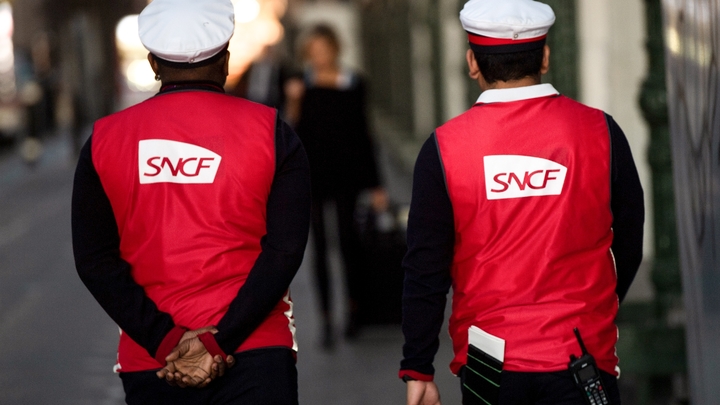 Des employés de la SNCF à la gare de Lyon, le 19 avril 2018 à Paris