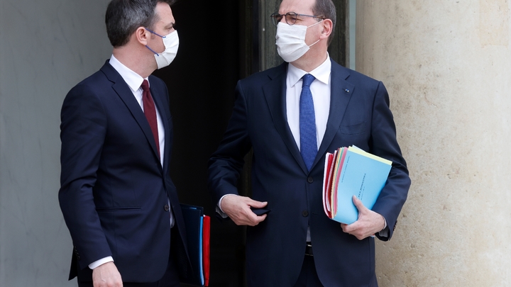 Le Premier ministre Jean Castex et le ministre de la Santé Olivier Véran sur le palier de l'Elysée, le 10 mars 2021, après le conseil des ministres