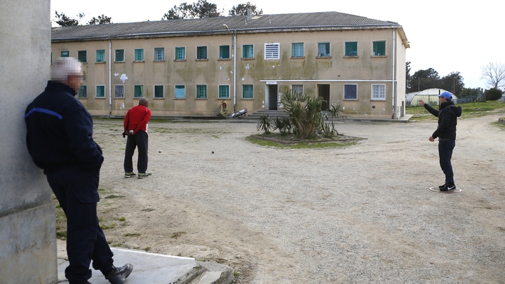 Des détenus jouent à la pétanque, le 9 février 2018 au centre pénitentaire de Casabianda, à 70 km au Sud de Bastia