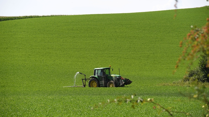 Photo illustration d un agriculteur qui arrose son champ en cette periode de canicule dans le le departement de l Isere