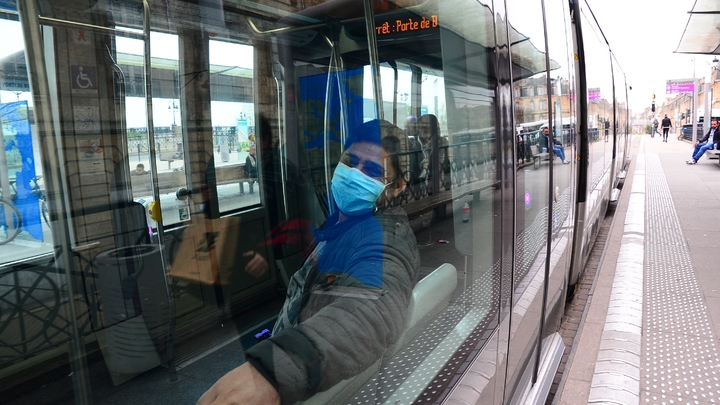 Un homme porte un masque pour se protéger du coronavirus, dans un tramway à Bordeaux le 19 mars 2020 